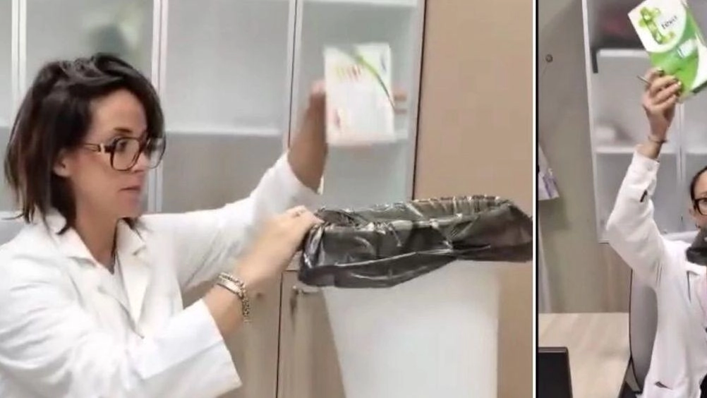 Giulia Checcacci e Rita Segantini buttano i farmaci israeliani nel cestino Giulia Checcacci e Rita Segantini buttano i farmaci israeliani nel cestino