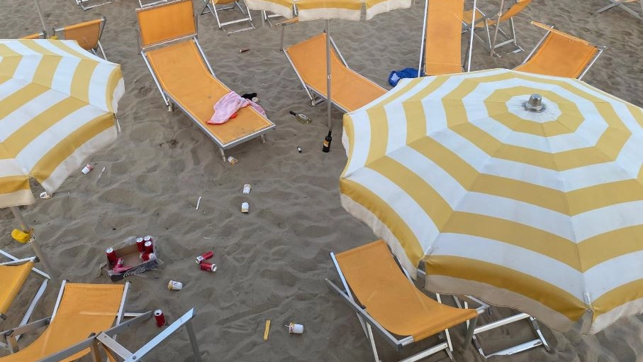 Alcuni dei danni in spiaggia al bagno Luisa
