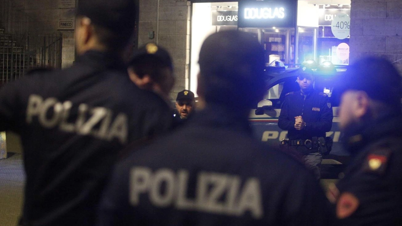 Prima le urla, poi i calci al portone tentando di farsi aprire e infine l’aggressione agli agenti della Polizia...