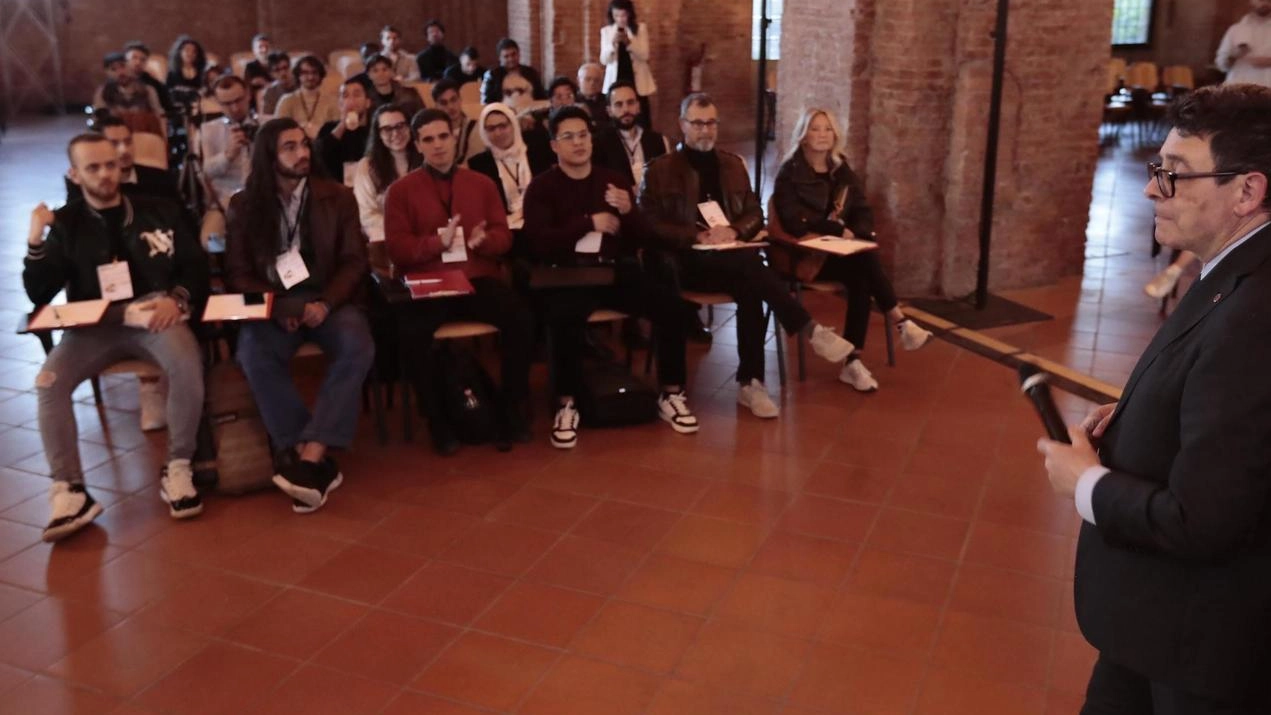 A Siena, la Cripta di San Francesco ospita l'evento Startup Week end con 50 partecipanti che competono per trasformare le loro idee in progetti imprenditoriali. Il rettore e altri relatori incoraggiano i giovani a cogliere le opportunità dell'innovazione tecnologica. La competizione si concluderà domani con la premiazione dei vincitori.