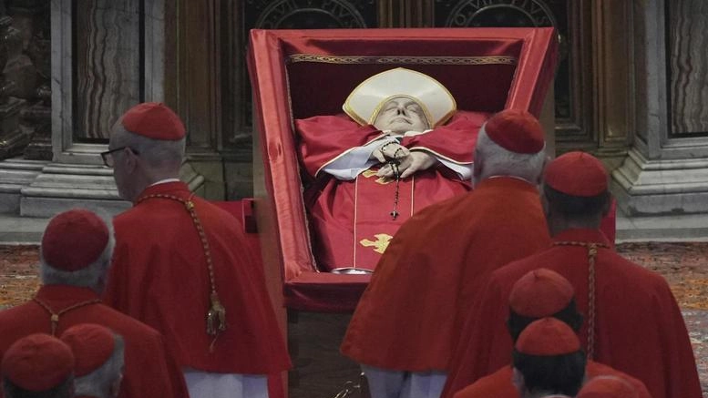 La salma del santo Padre esposta a San Pietro in attesa dei funerali