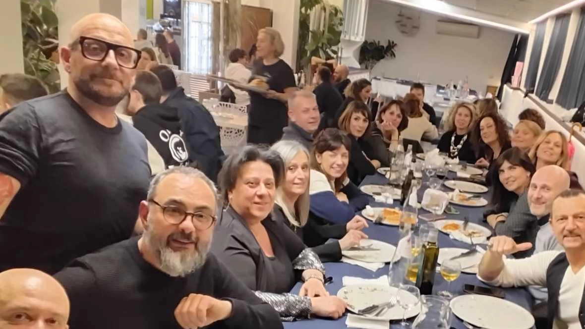 Prima compagni di scuola ora un nutrito gruppo di amici che, spesso, si ritrovano a cena per raccontare le proprie...