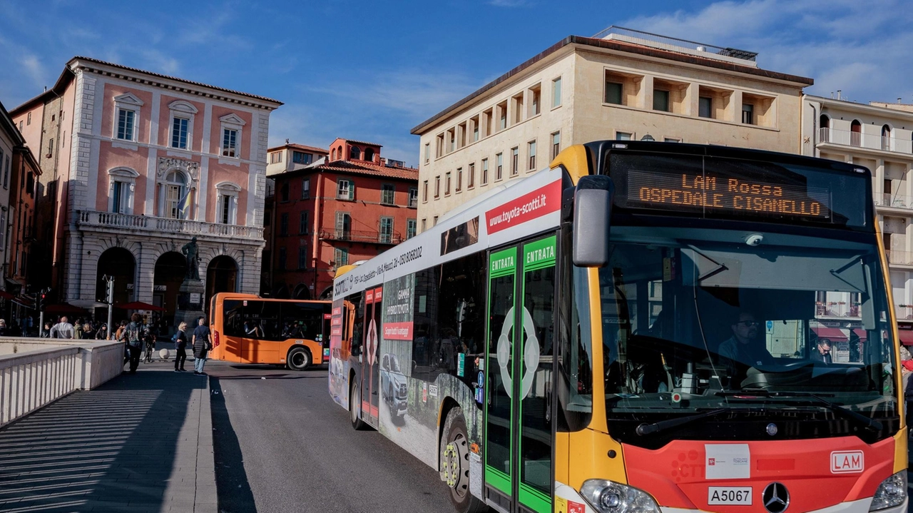 Un autobus in transito sul Ponte di Mezzo Il Comune ha trovato un accordo con Autolinee Toscane per alcune tratte Un autobus in transito sul Ponte di Mezzo Il Comune ha trovato un accordo con Autolinee Toscane per alcune tratte