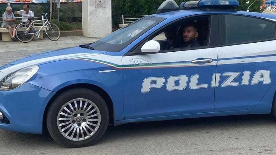 Una volante della polizia (foto di repertorio) Una volante della polizia (foto di repertorio)