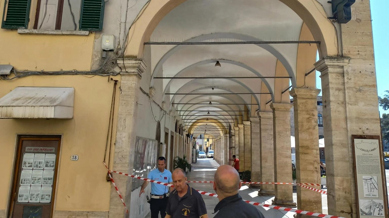 L’intervento dei vigili del fuoco per la messa in sicurezza dell’area dove si è verificato il distacco dei calcinacci L’intervento dei vigili del fuoco per la messa in sicurezza dell’area dove si è verificato il distacco dei calcinacci