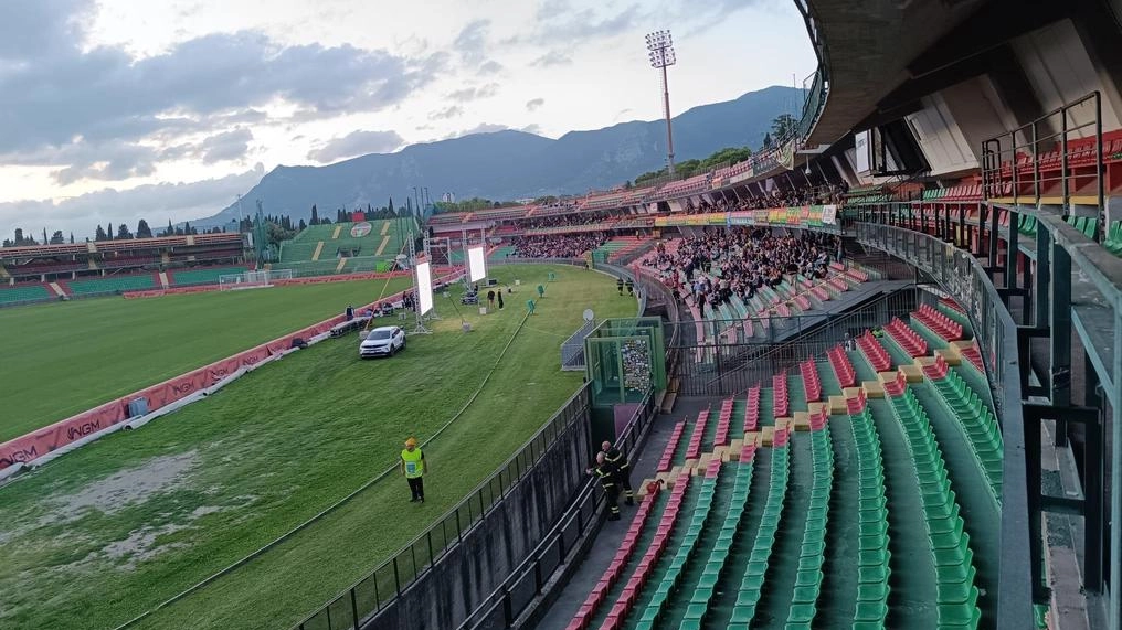 I disordini si sono verificati alla fine della partita tra Ternana e Ascoli, all’esterno dello stadio Liberati