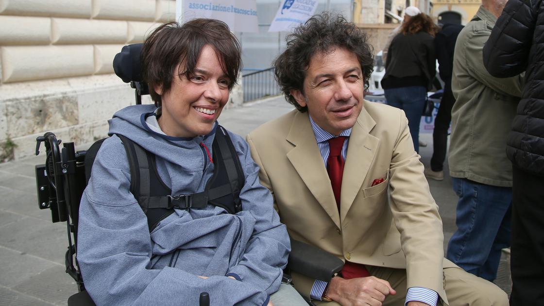 https://www.lanazione.it/image-service/view/acePublic/alias/contentid/ZjcwYzQyZWItMjZjOS00/0/fe_raccolta-firme-campagna-liberi-subito-legge-fine-vita-8-97148.jpeg?f=16:9&w=1200&h=630