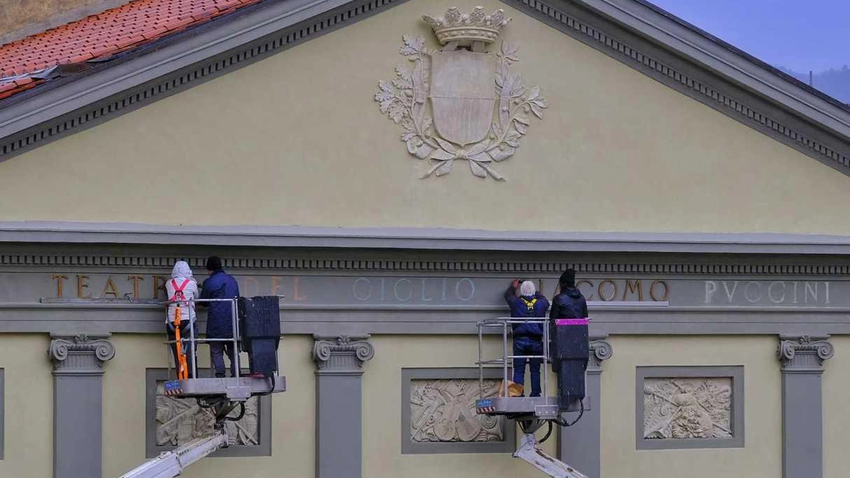 Mostra su Giacomo Puccini a Lucca: esposizione di manifesti originali e opere contemporanee. Successo per Tosca al Teatro del Giglio, replica al Cinema Astra.