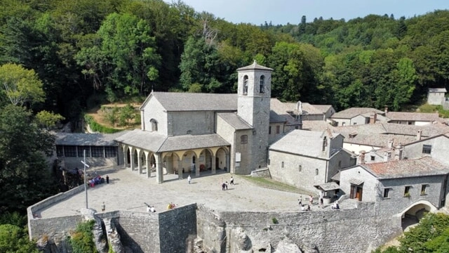Il santuario della Verna che attrae ogni anno migliaia di visitatori Il santuario della Verna che attrae ogni anno migliaia di visitatori