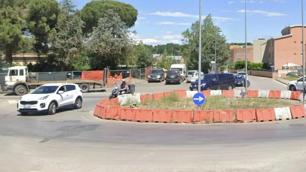 Il rifacimento della rotatoria di viale dei Mille rappresenta un esempio concreto di come interventi mirati possano migliorare la qualità della vita e rilanciare l’immagine di una città.. Sarà necessario un progetto di riqualificazione di tutto il Viale Il rifacimento della rotatoria di viale dei Mille rappresenta un esempio concreto di come interventi mirati possano migliorare la qualità della vita e rilanciare l’immagine di una città.. Sarà necessario un progetto di riqualificazione di tutto il Viale
