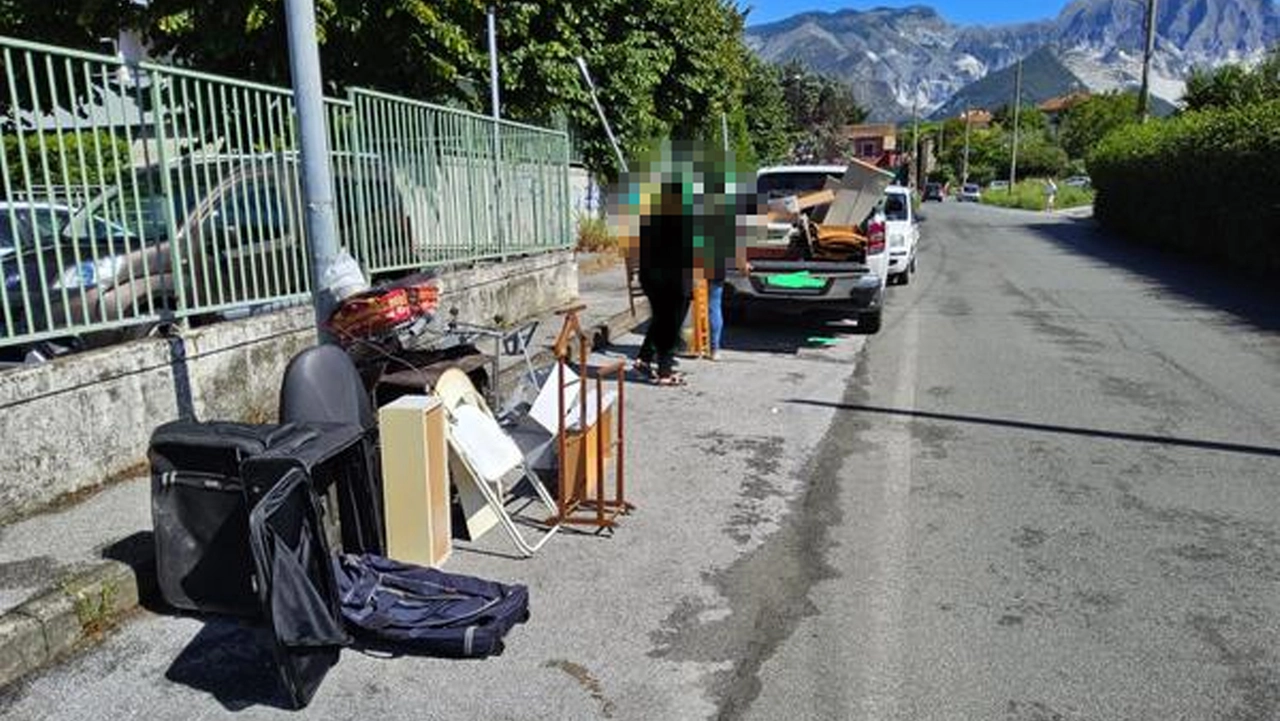 I rifiuti abbandonati per strada, la famiglia è stata scoperta da Retiambiente I rifiuti abbandonati per strada, la famiglia è stata scoperta da Retiambiente