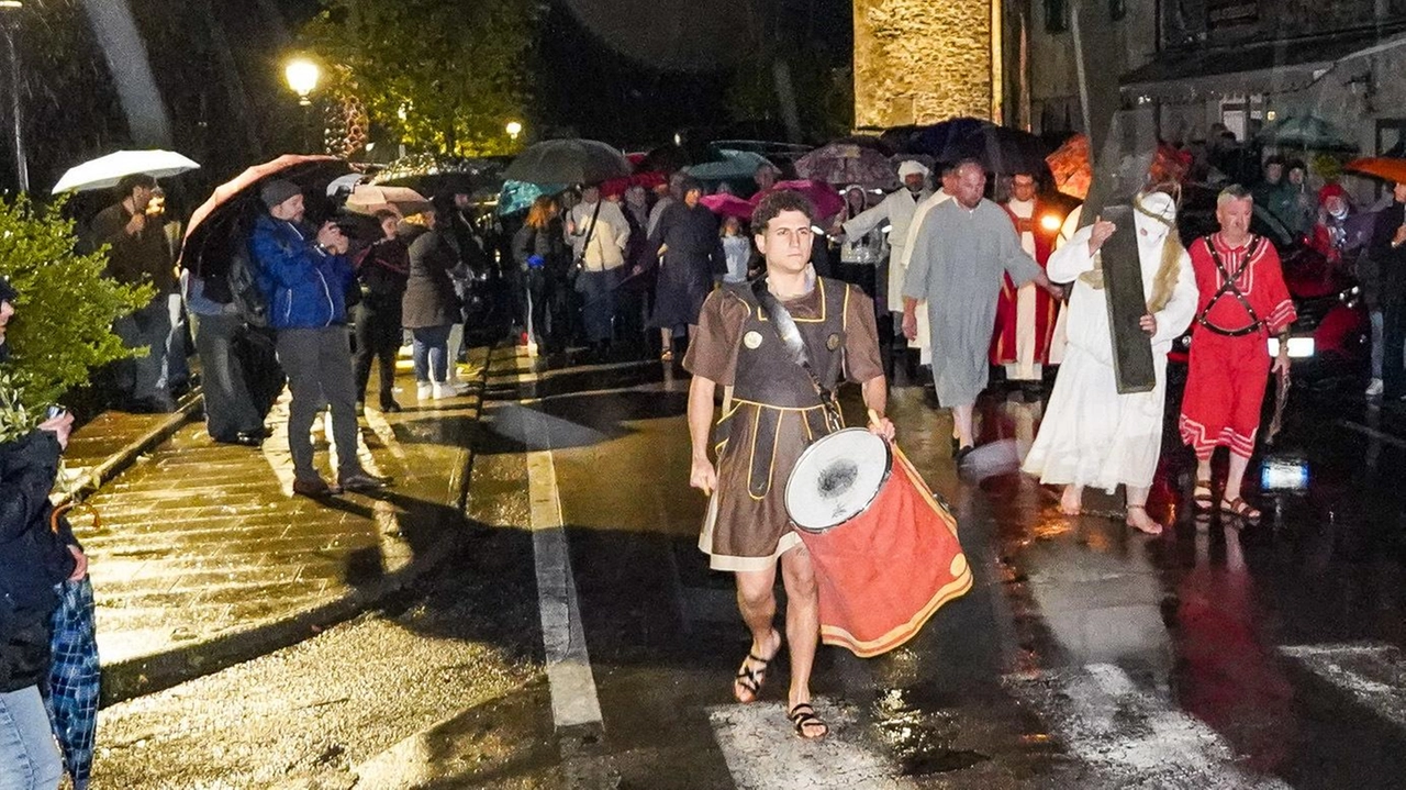Il suono dei tamburi scandisce, inquietante, il suo incedere e aumenta di intensità a ogni caduta lungo la Via Crucis