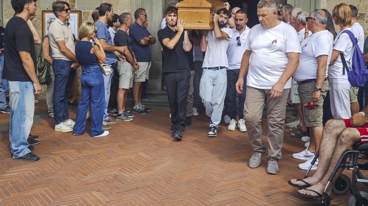 Tantissime persone in chiesa per l’ultimo saluto a Francesco Saverio Bandinelli
