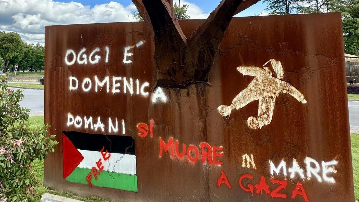 Nuovo blitz di Pierotti all’alba. Scritta pro Gaza sulla scultura di fronte a Porta Sant’Anna
