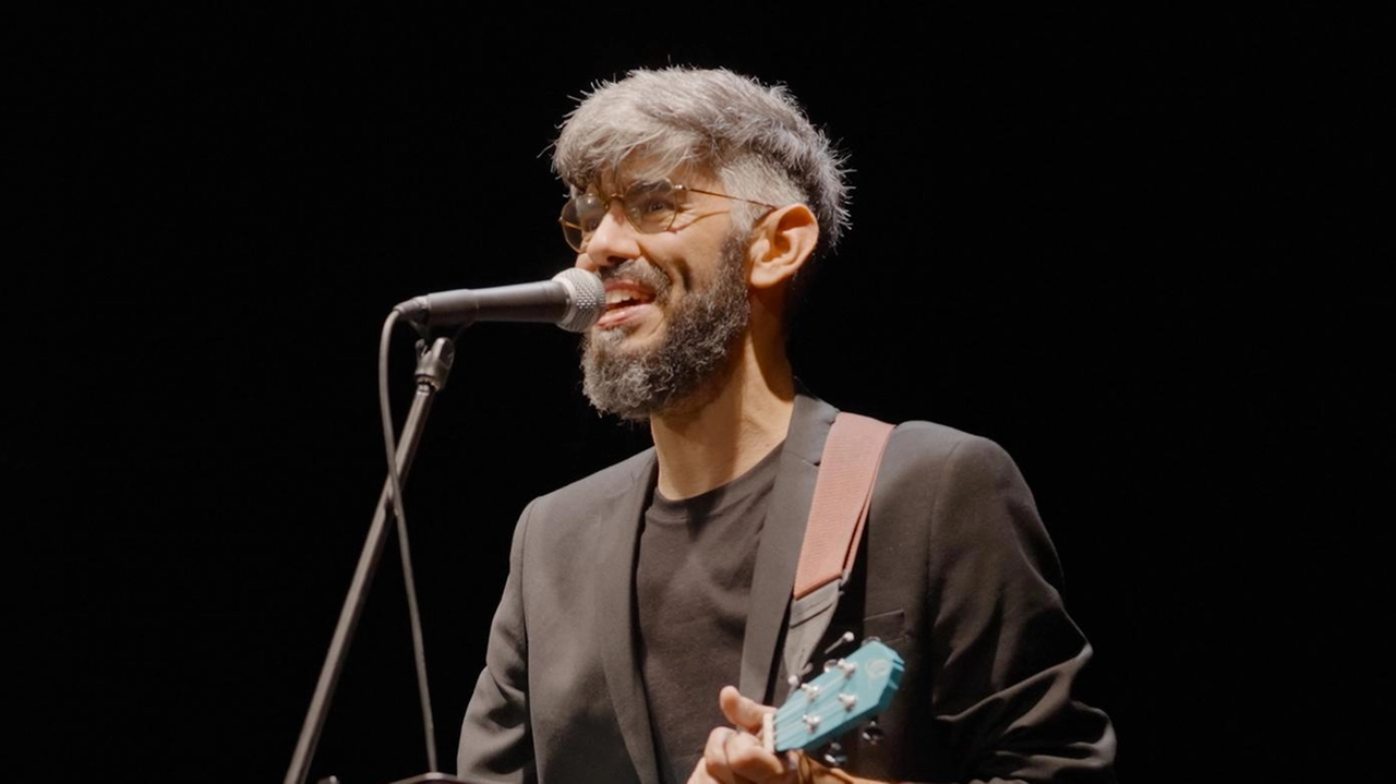 Lorenzo Maragoni, performer e campione del mondo di poetry slam, racconta in modo intelligente come la nostra vita sia immersa nel flusso di big data Lorenzo Maragoni, performer e campione del mondo di poetry slam, racconta in modo intelligente come la nostra vita sia immersa nel flusso di big data