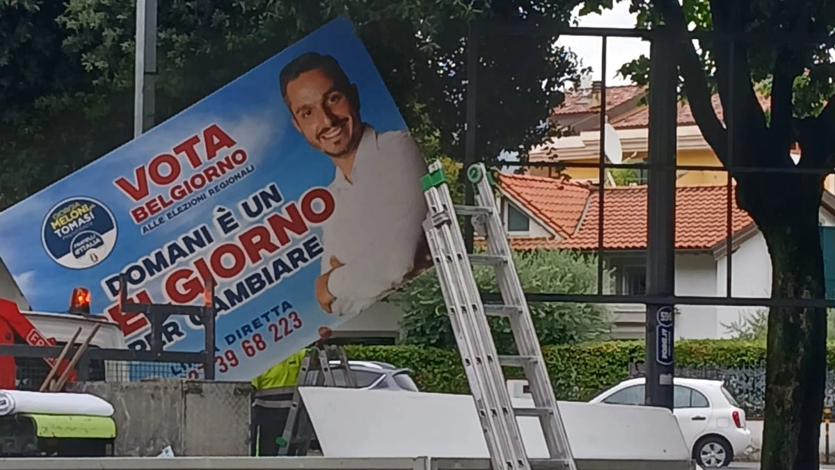 Rimossi i maxi cartelloni con il volto sorridente di Claudio Belgiorno Rimossi i maxi cartelloni con il volto sorridente di Claudio Belgiorno
