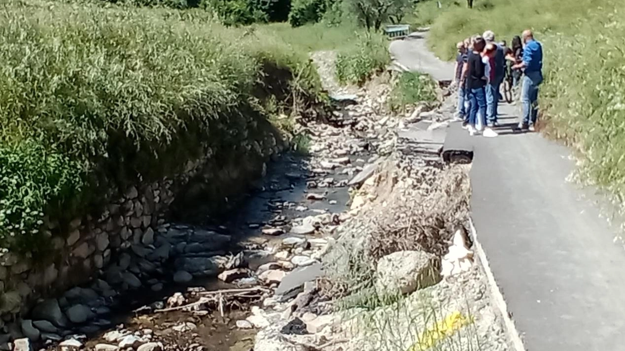 La strada è interrotta dall’alluvione dello scorso 2 novembre. Approvato il progetto. Intanto riapre via Lunga e Riacci, ma solo quando il meteo lo consente: in sicurezza. La strada è interrotta dall’alluvione dello scorso 2 novembre. Approvato il progetto. Intanto riapre via Lunga e Riacci, ma solo quando il meteo lo consente: in sicurezza.