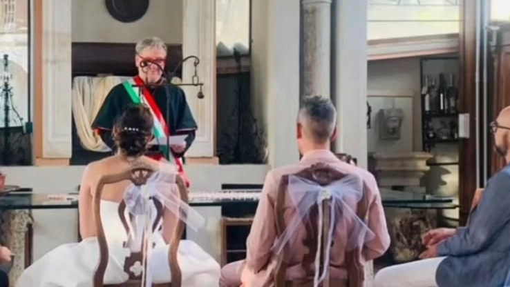 Vestito da cardinale e con la fascia tricolore sopra: è bufera sul consigliere Nuzzo Vestito da cardinale e con la fascia tricolore sopra: è bufera sul consigliere Nuzzo