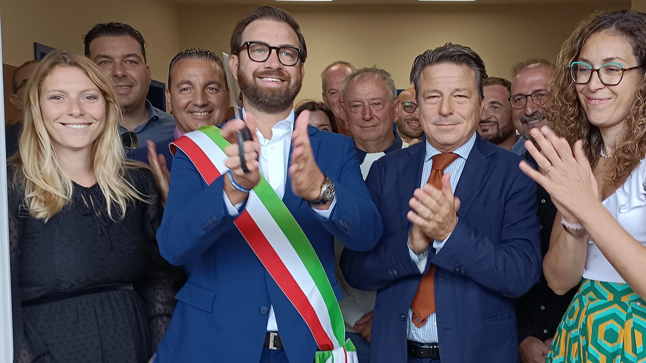 La gioia di Luca Benesperi, primo cittadino di Agliana, al momento del taglio del nastro per l’inaugurazione dell’asilo ’Il Bianconiglio’ La gioia di Luca Benesperi, primo cittadino di Agliana, al momento del taglio del nastro per l’inaugurazione dell’asilo ’Il Bianconiglio’