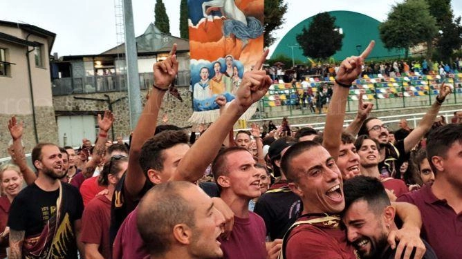 È grande festa già iniziata nella serata di ieri per la contrada rossonera del Coro a Piancastagnaio. Un rione, quello... È grande festa già iniziata nella serata di ieri per la contrada rossonera del Coro a Piancastagnaio. Un rione, quello...
