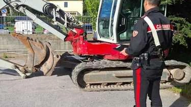 I Carabinieri di Orbetello hanno recuperato un escavatore rubato grazie al monitoraggio satellitare. Il mezzo è stato individuato lungo l'Aurelia e restituito alla ditta proprietaria in Lombardia. I Carabinieri di Orbetello hanno recuperato un escavatore rubato grazie al monitoraggio satellitare. Il mezzo è stato individuato lungo l'Aurelia e restituito alla ditta proprietaria in Lombardia.
