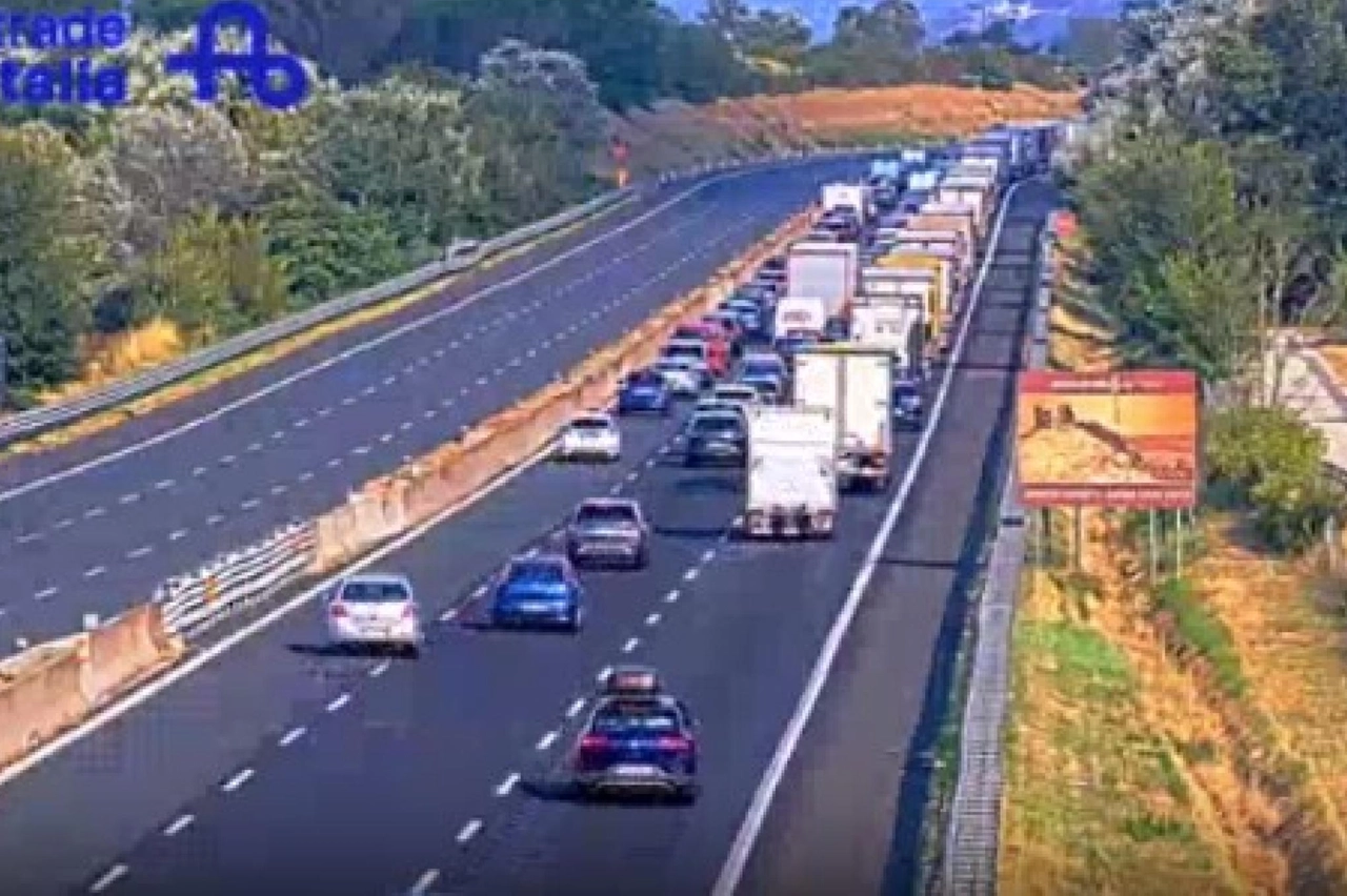 Camion in fiamme sulla A1: il fermo immagine tratto da una webcam di Autostrade per l'Italia mostra la coda all'altezza di Ponzano Romano
