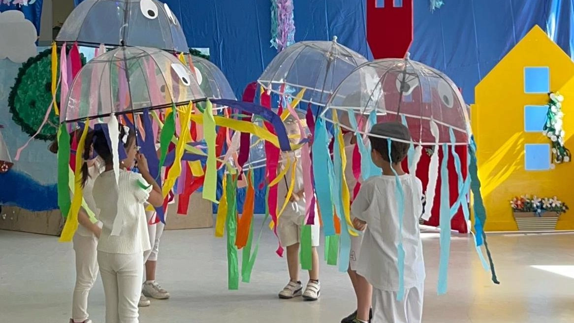 Una giornata di festa per salutare i compagni e le maestre dell’istituto per l’infanzia ‘Peter Pan’ di Castelnuovo Magra. Lo... Una giornata di festa per salutare i compagni e le maestre dell’istituto per l’infanzia ‘Peter Pan’ di Castelnuovo Magra. Lo...
