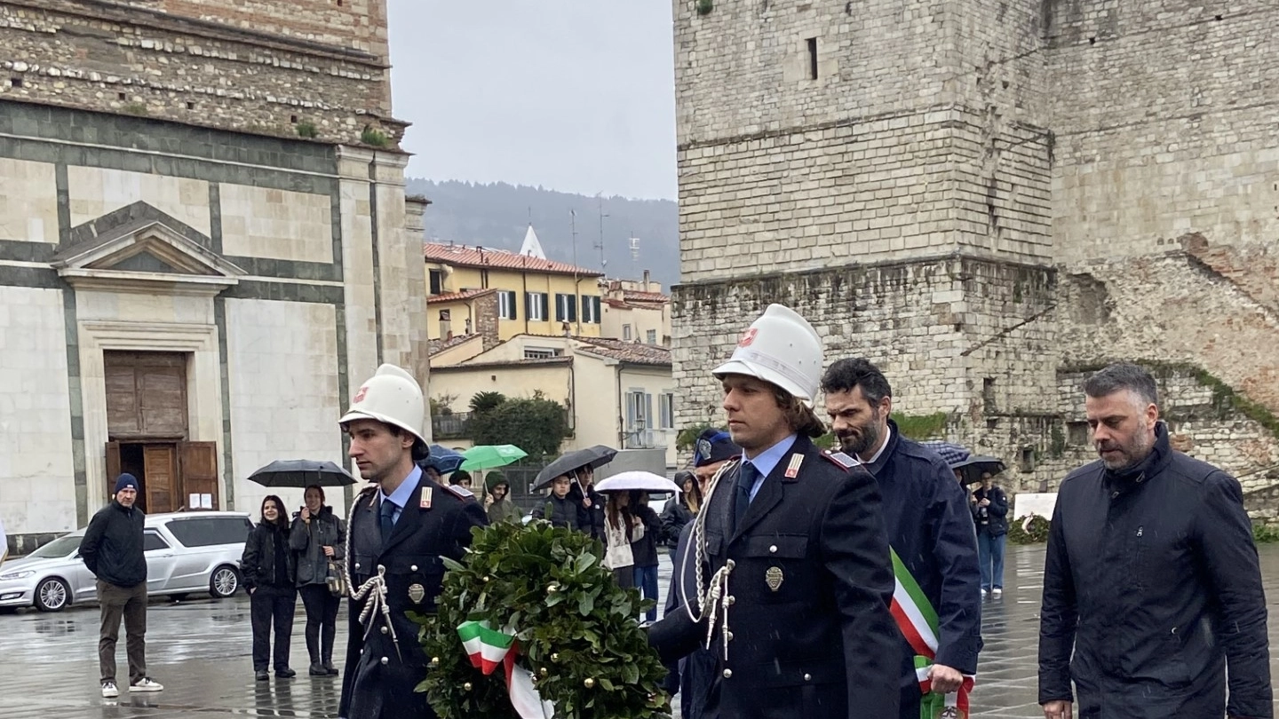 E' stata posta una corona d'alloro al Monumento ai Caduti in piazza S. Maria delle Carceri