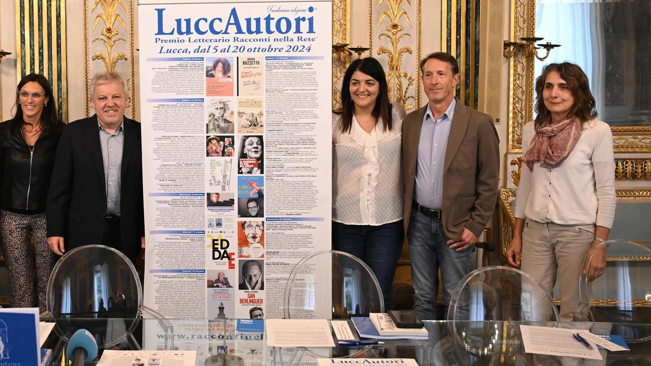 Un momento della presentazione a palazzo Orsetti della trentesima edizione di “LuccAutori“ abbinato al Premio Letterario Racconti nella Rete (foto Alcide) Un momento della presentazione a palazzo Orsetti della trentesima edizione di “LuccAutori“ abbinato al Premio Letterario Racconti nella Rete (foto Alcide)