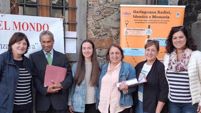 Una foto di gruppo per le due cittadinanze affettive conferite durante la cerimonia che si è tenuta a San Romano (foto Borghesi) Una foto di gruppo per le due cittadinanze affettive conferite durante la cerimonia che si è tenuta a San Romano (foto Borghesi)
