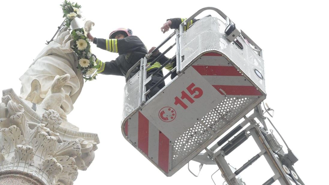 La benedizione dell’arcivescovo Giulietti e il saluto del sindaco Pardini La benedizione dell’arcivescovo Giulietti e il saluto del sindaco Pardini