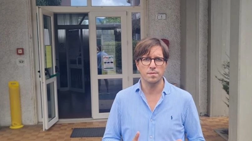 Il sindaco di Tresana, Matteo Mastrini, davanti all’edificio del palazzo comunale Il sindaco di Tresana, Matteo Mastrini, davanti all’edificio del palazzo comunale