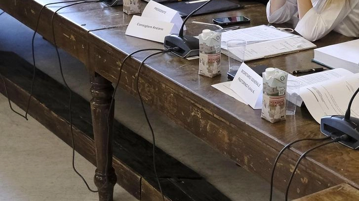 La giunta durante una seduta di consiglio comunale La giunta durante una seduta di consiglio comunale