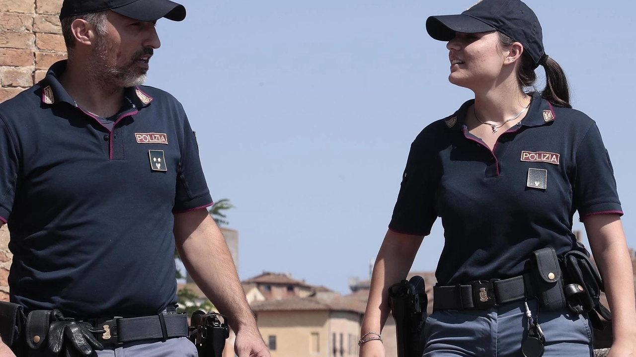 Durante un controllo a Rifredi, un 24enne marocchino ha tentato di disfarsi della droga lanciandola nell'auto della polizia. È stato denunciato. Un 19enne algerino è stato denunciato per resistenza per aver aggredito un poliziotto con una stampella durante lo stesso controllo. Durante un controllo a Rifredi, un 24enne marocchino ha tentato di disfarsi della droga lanciandola nell'auto della polizia. È stato denunciato. Un 19enne algerino è stato denunciato per resistenza per aver aggredito un poliziotto con una stampella durante lo stesso controllo.