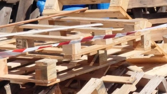 Dopo le proteste dei residenti preoccupati per la tossicità dei materiali bruciati più spazio ai covoni di pinugliori raccolti in Pineta. E nel parchetto di via Del Pastore al Varignano, in seguito alla guerriglia della settimana scorsa, sono spartite le cataste di pancali . Dopo le proteste dei residenti preoccupati per la tossicità dei materiali bruciati più spazio ai covoni di pinugliori raccolti in Pineta. E nel parchetto di via Del Pastore al Varignano, in seguito alla guerriglia della settimana scorsa, sono spartite le cataste di pancali .