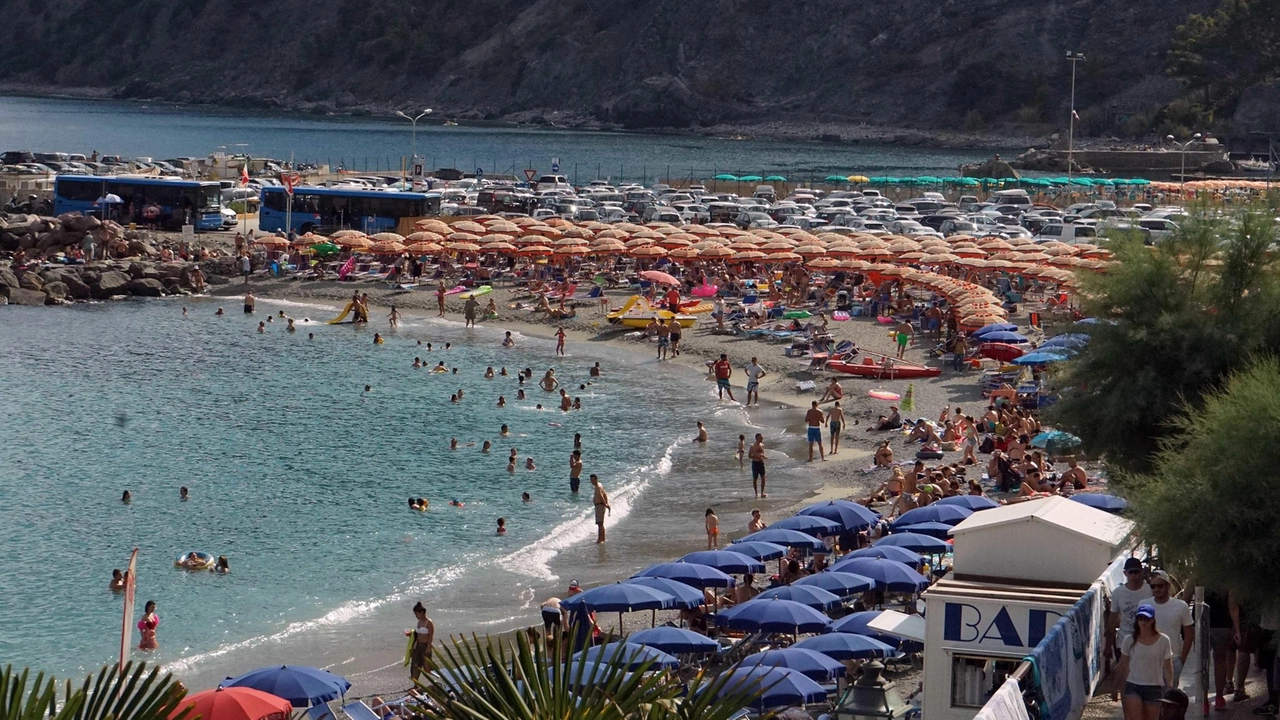 Una spiaggia del litorale delle Cinque Terre. Sul futuro delle concessioni demaniali è intervenuto l’ex presidente di Fipe La Spezia, Marco Buticchi