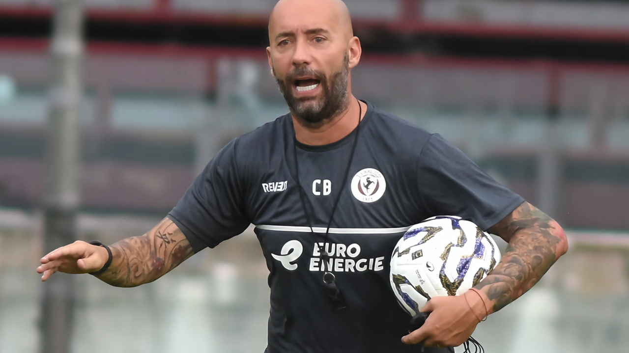 L’allenatore dell’Arezzo Cristian Bucchi durante l’allenamento di ieri. È arrivato a campionato iniziato nella scorsa stagione