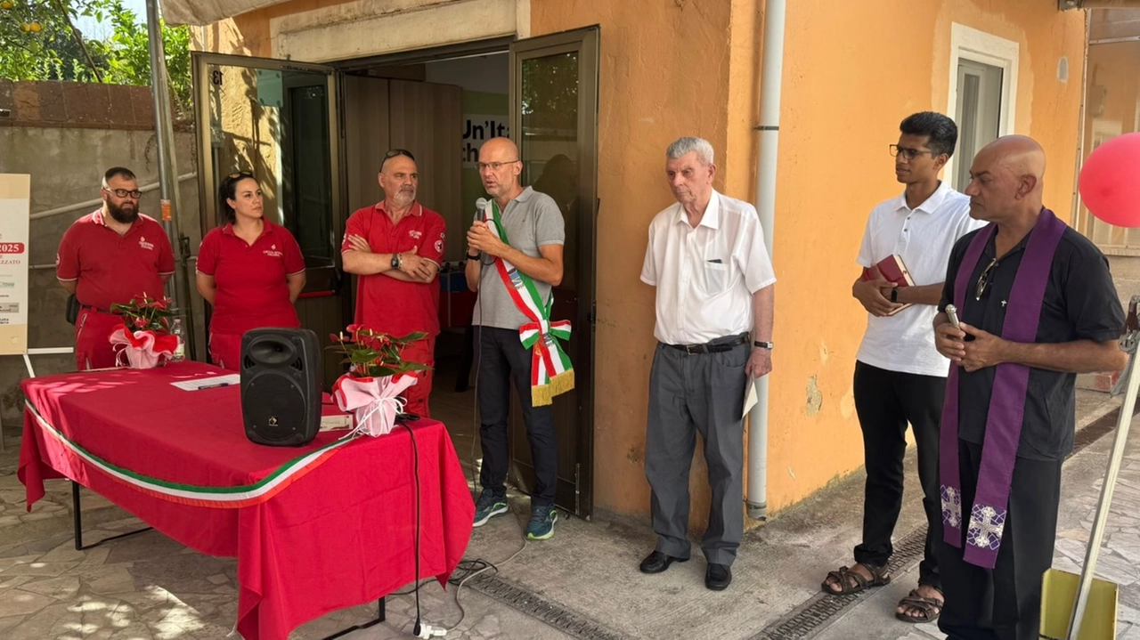 Un momento della cerimonia di consegna del mezzo Un momento della cerimonia di consegna del mezzo