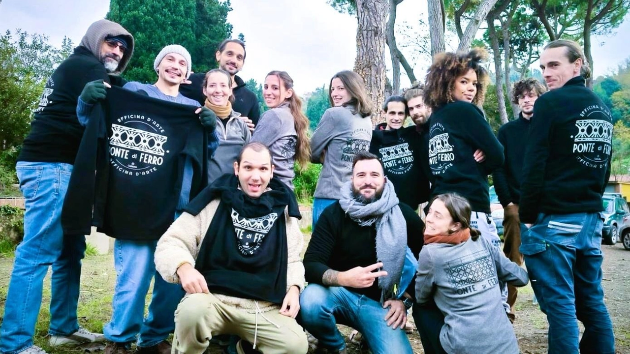 Il gruppo di artisti dell’Officina Ponte di Ferro che saranno al Camec