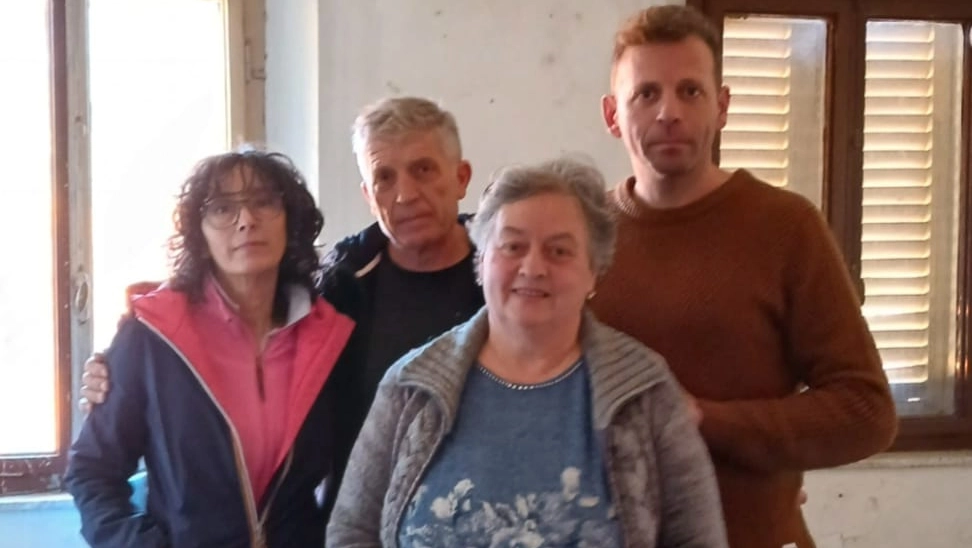 La famiglia Giusti ancora barricata in casa. Da destra: Samuele Ferretti, Franca Giusti, Fabrizio Salvini, Cristina Giusti La famiglia Giusti ancora barricata in casa. Da destra: Samuele Ferretti, Franca Giusti, Fabrizio Salvini, Cristina Giusti