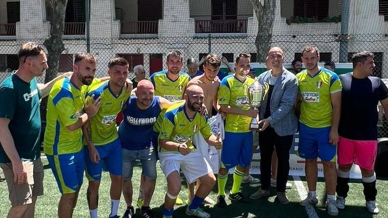 L’esultanza della squadra over 40. Autofficina Salva, campione d’Italia L’esultanza della squadra over 40. Autofficina Salva, campione d’Italia