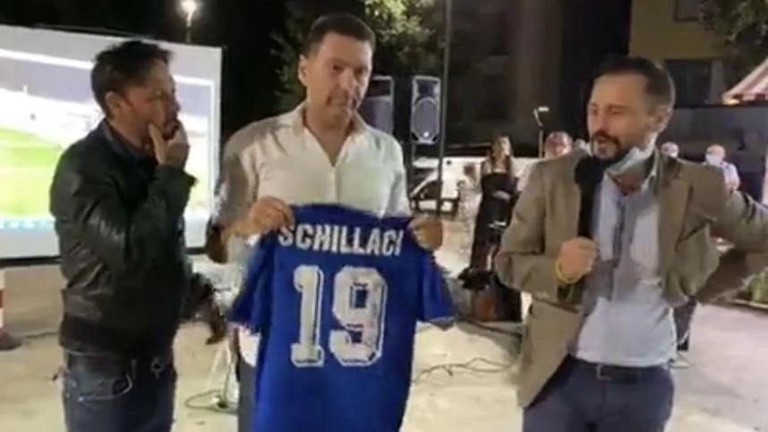 Totò Schillaci regala la sua maglia a Baroncini, nell’estate del 2020 Totò Schillaci regala la sua maglia a Baroncini, nell’estate del 2020