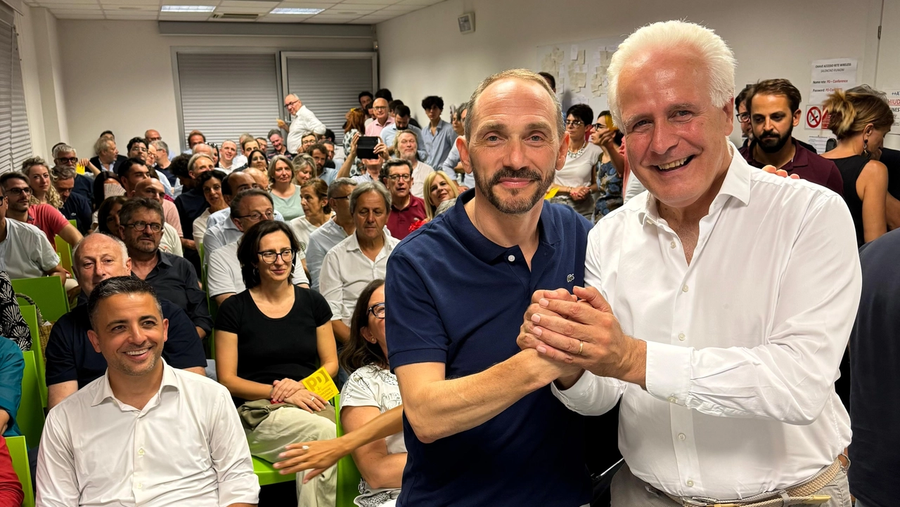 De leiding van de Democratische Partij heeft de kandidatuur van de gouverneur officieel bekendgemaakt. Op de foto staan Emiliano Fossi, de regionale secretaris van de Democratische Partij, en Eugenio Giani, de aftredende president van de regio Toscane.