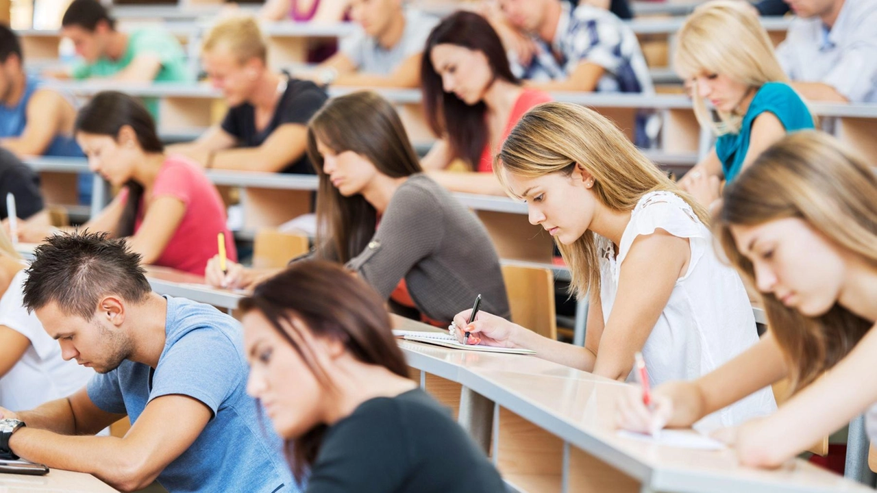 Il Tar ha sancito il diritto di un padre di conoscere se la figlia è iscritta all’Università di Pisa e se si è laureata: la foto è di repertorio Il Tar ha sancito il diritto di un padre di conoscere se la figlia è iscritta all’Università di Pisa e se si è laureata: la foto è di repertorio