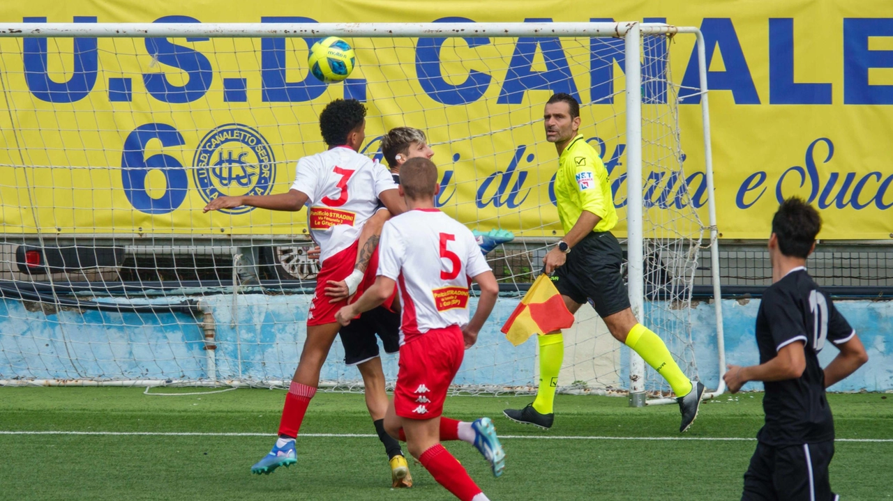Una partita di calcio giocata al campo ’Astorre Tamca’, in gestione al Canaletto Sepor. fino al 2029: la società canarina ha 350 tesserati e a breve potrà utilizzare anche il campo dell’oratorio per le attività giovanili (foto d’archivio) Una partita di calcio giocata al campo ’Astorre Tamca’, in gestione al Canaletto Sepor. fino al 2029: la società canarina ha 350 tesserati e a breve potrà utilizzare anche il campo dell’oratorio per le attività giovanili (foto d’archivio)