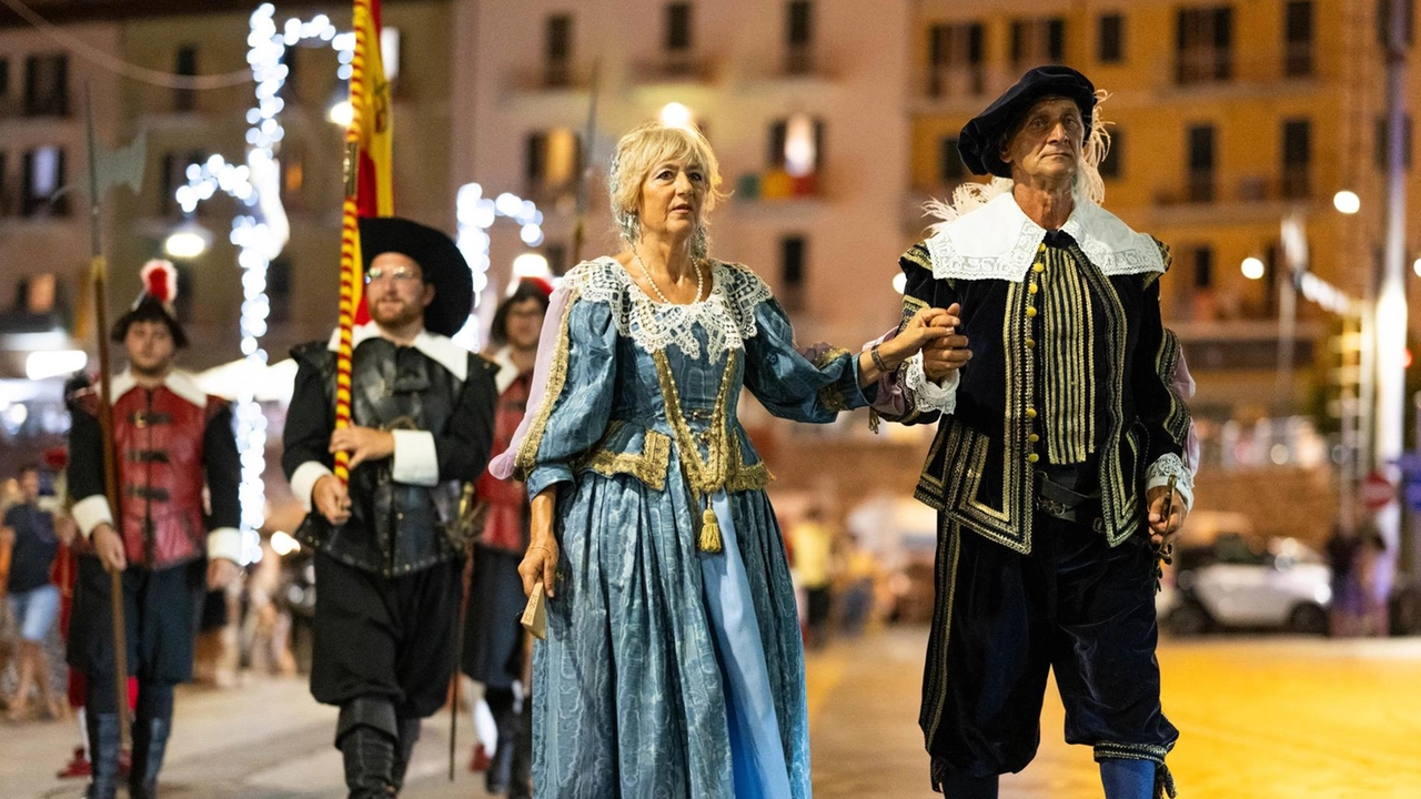 Si ripete, questa sera a partire dalle 21.30, la tradizione ormai consolidata del Corteo Storico del Palio Marinaro in... Si ripete, questa sera a partire dalle 21.30, la tradizione ormai consolidata del Corteo Storico del Palio Marinaro in...