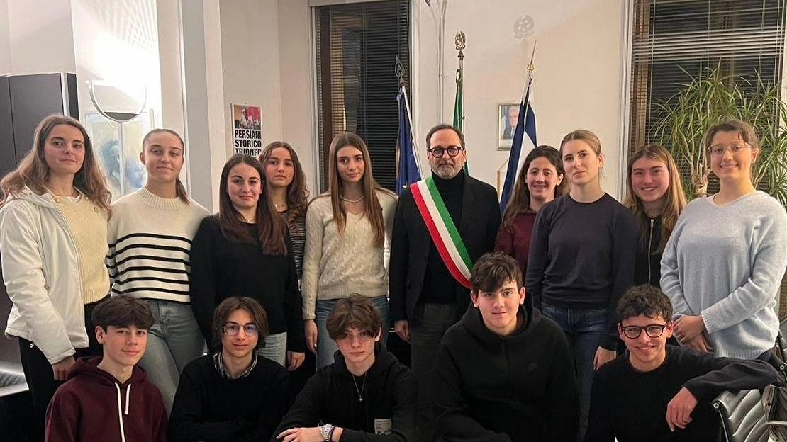 Umberto Broccoli sabato al Guglielmi introdurrà il libro scritto dai ragazzi del liceo ’Rossi’ con il professor Gennaro Di Leo Umberto Broccoli sabato al Guglielmi introdurrà il libro scritto dai ragazzi del liceo ’Rossi’ con il professor Gennaro Di Leo