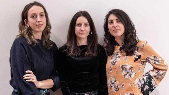 Annalisa Arrighi, Giulia Lecchini e Caterina Vergassola: sono le fondatrici dell’associazione no-profit Amici del Camec. A destra, la copertina del nostro libro Annalisa Arrighi, Giulia Lecchini e Caterina Vergassola: sono le fondatrici dell’associazione no-profit Amici del Camec. A destra, la copertina del nostro libro