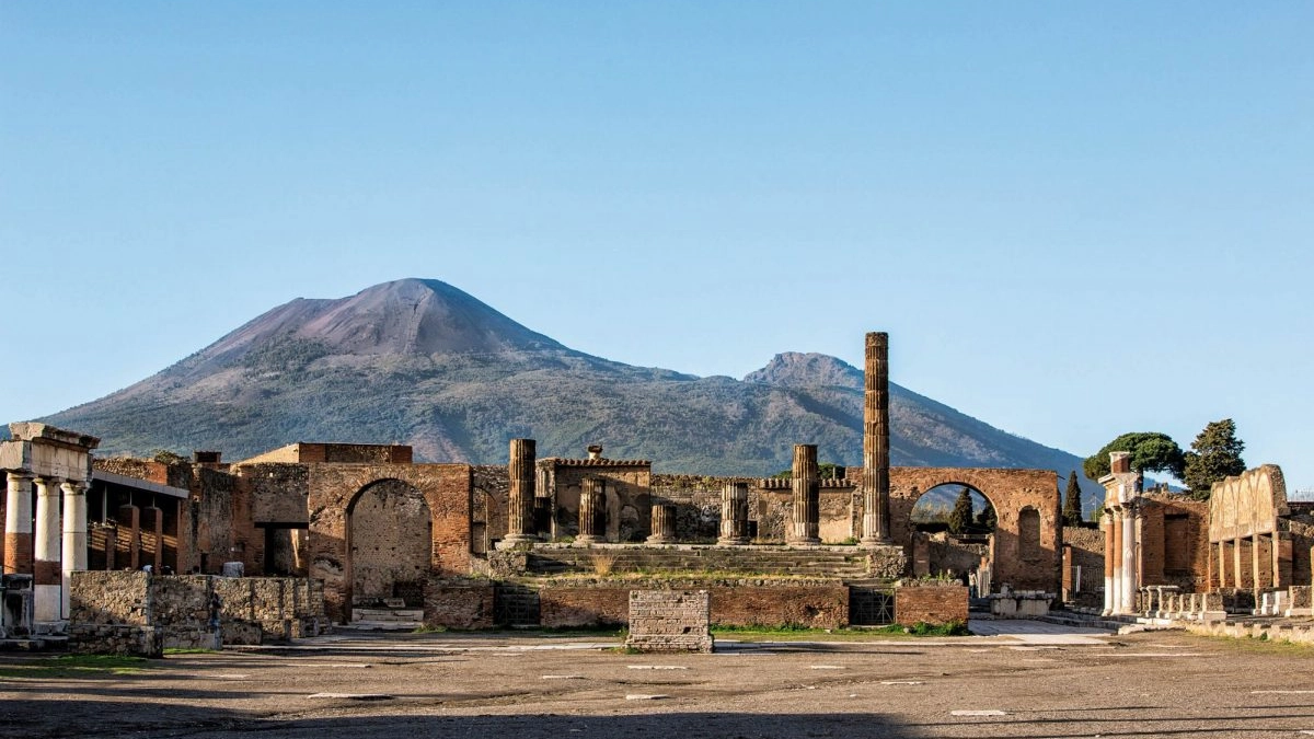 Il foro di Pompei e, dietro, il Vesuvio com'è oggi (credits Parco archeologico di Pompei) Il foro di Pompei e, dietro, il Vesuvio com'è oggi (credits Parco archeologico di Pompei)