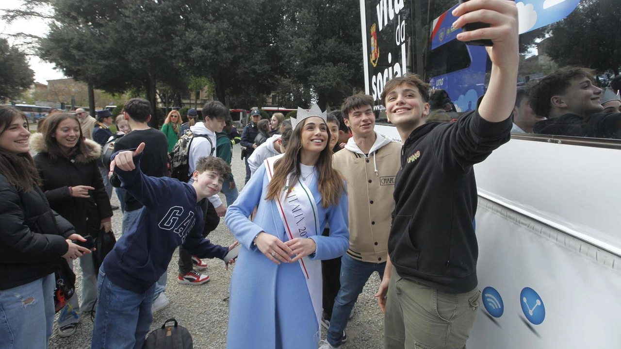 Gli studenti della prima e della seconda classe del ’Sarrocchi’ con Ofelia Passaponti. Miss Italia ha lanciato un messaggio importante ai ragazzi ospiti ieri alla Lizza del truck ’Una vita da social’, il progetto della polizia ideato per diffondere una maggiore consapevolezza dei rischi del mondo cyber